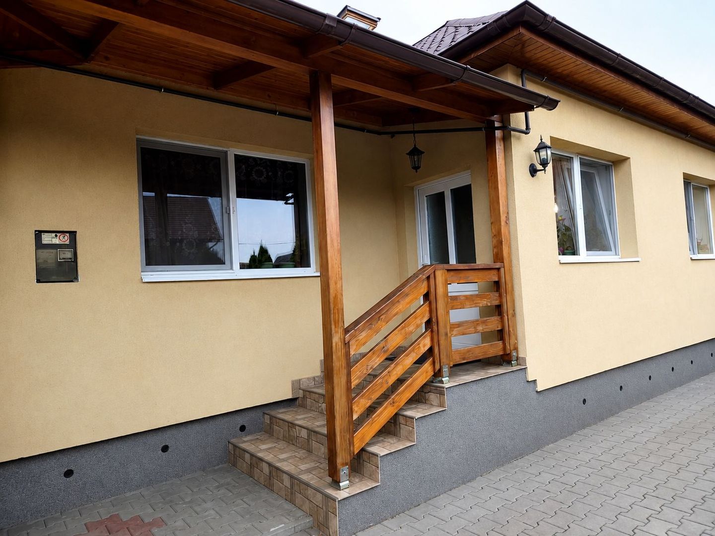 Proprietate cu două locuințe, garaj încălzit, foișor, 600 mp in Ernei - Poză 9