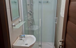 Garsoniera vis a vis de Athenee Palace nou renovata si mobilata - Poză 4