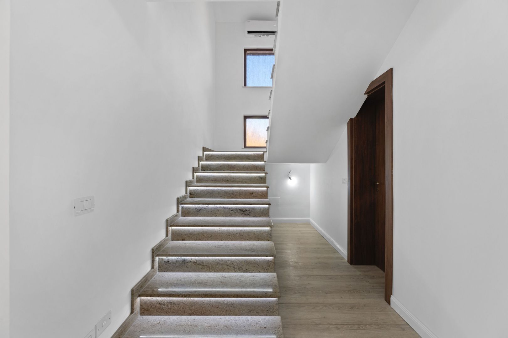 Eleganta, Confortul, Calitatea, liniste Vila P+M Garaj Pecica Arad - Poză 4