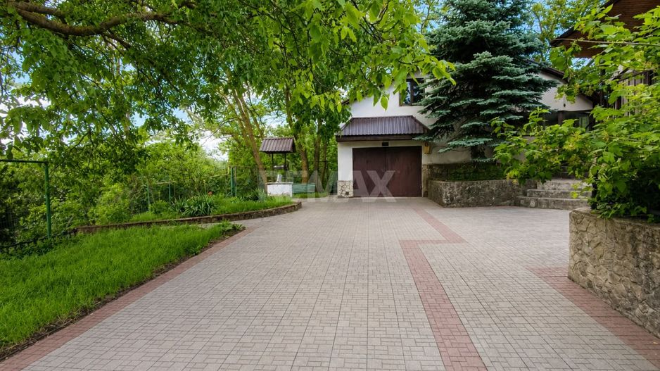 Nu este doar o vilă. Este refugiul tău verde cu 38 ari și pădurice proprie! - Poză 2