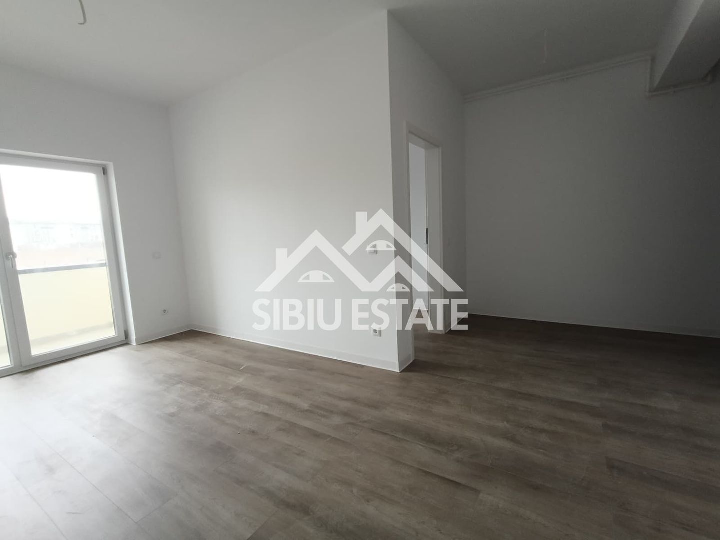Studio ,41 mp, balcon etaj 1, bloc dotat cu lift, zona Brana Intabulat - Poză 2