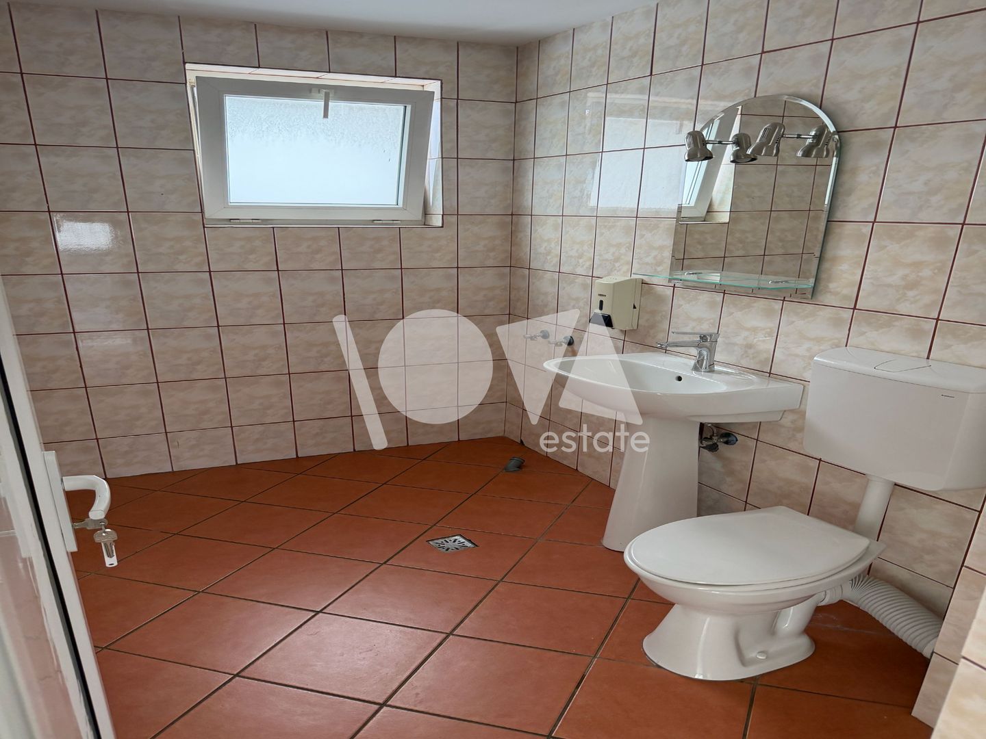 De închiriat: clădire birouri - clinică - 800 mp - renovată - Poză 24