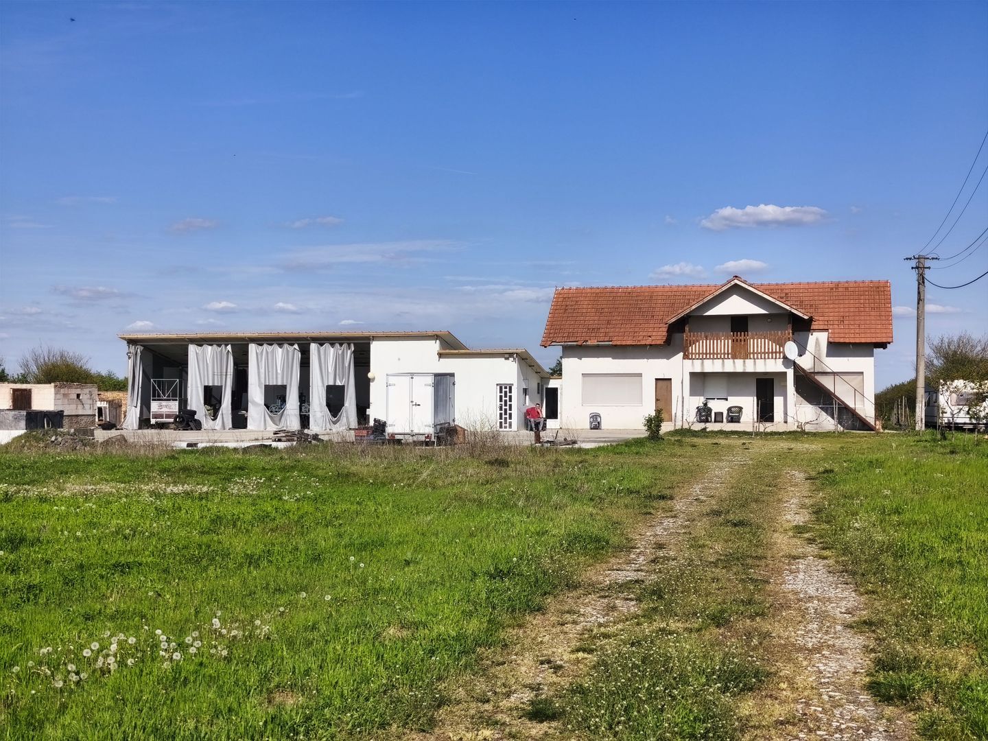 Casa cu 4 camere cu teren de 14,340 mp + platforma de beton cu hala - Poză 3