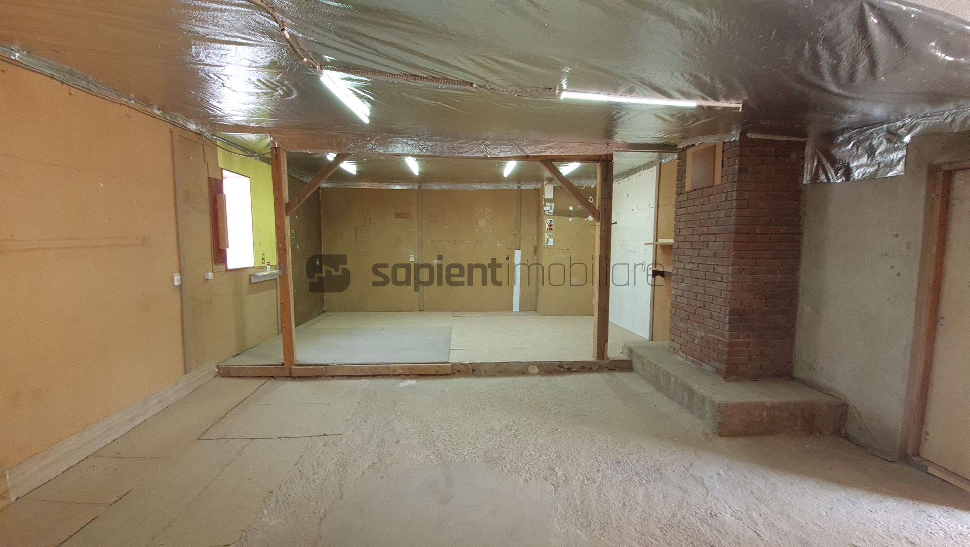 SAPIENT - De vânzare casă/spațiu comercial/teren 721 mp Velența - Poză 3