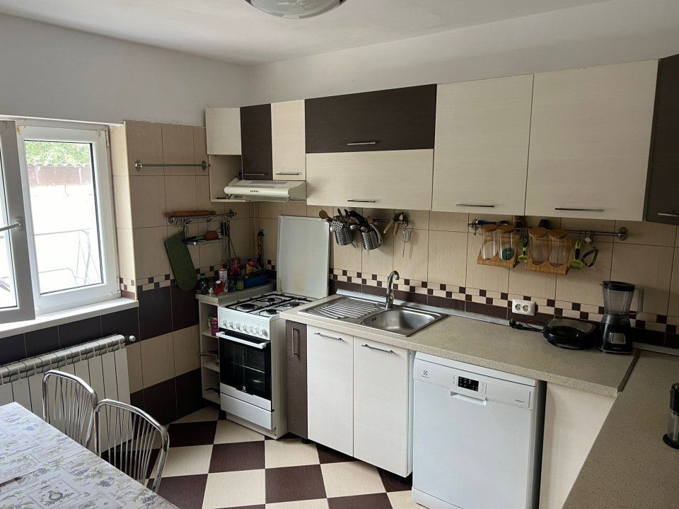 Casă P+1 – 4 dormitoare, curte modernă, dormitor la parter - Poză 7