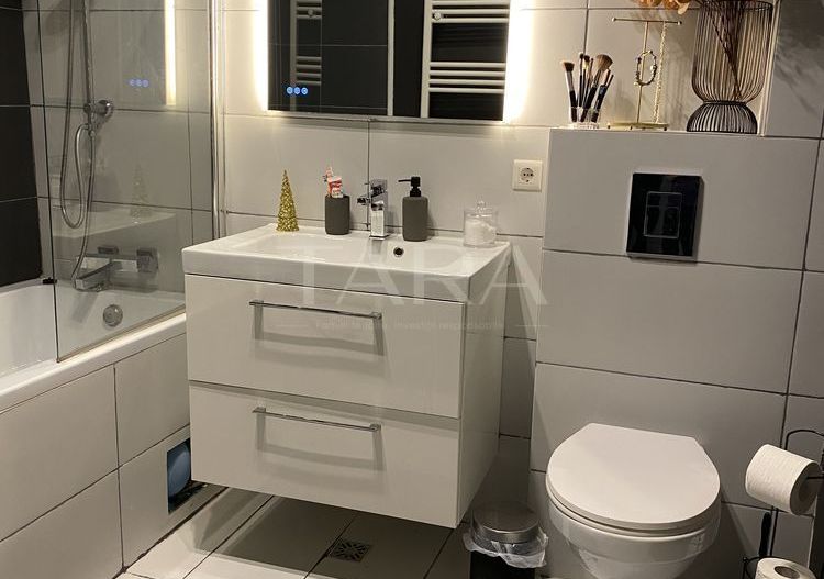 Apartament cu 3 camere, curte privată și parcare inclusă! - Poză 4