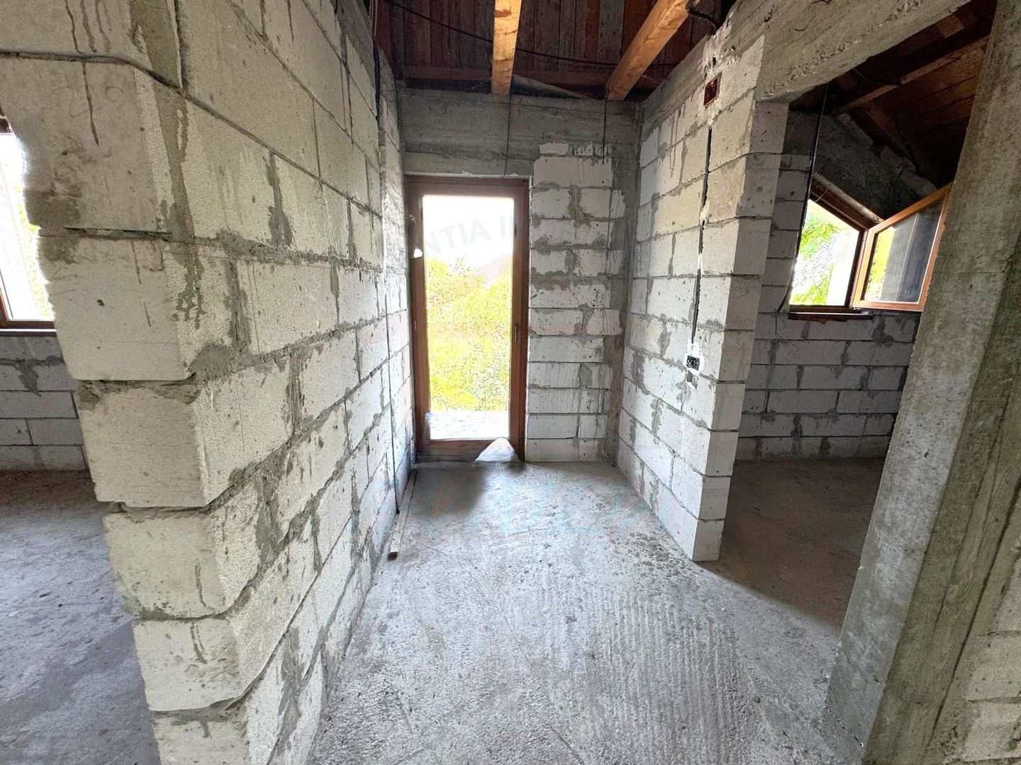 99.900 Euro casa+teren 1000 mp(concesiune) in com Sendreni - Poză 12