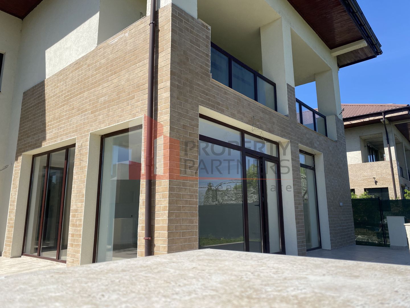 Proprietate pe marginea lacului, vila impresionanta. - Poză 3