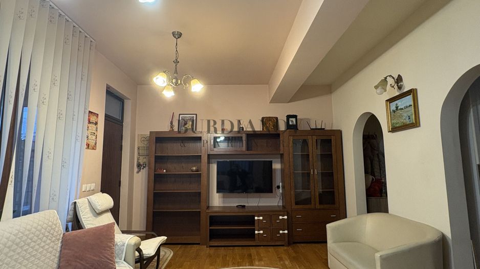 Casă cu 4  camere de închiriat - Vitan - Poză 2