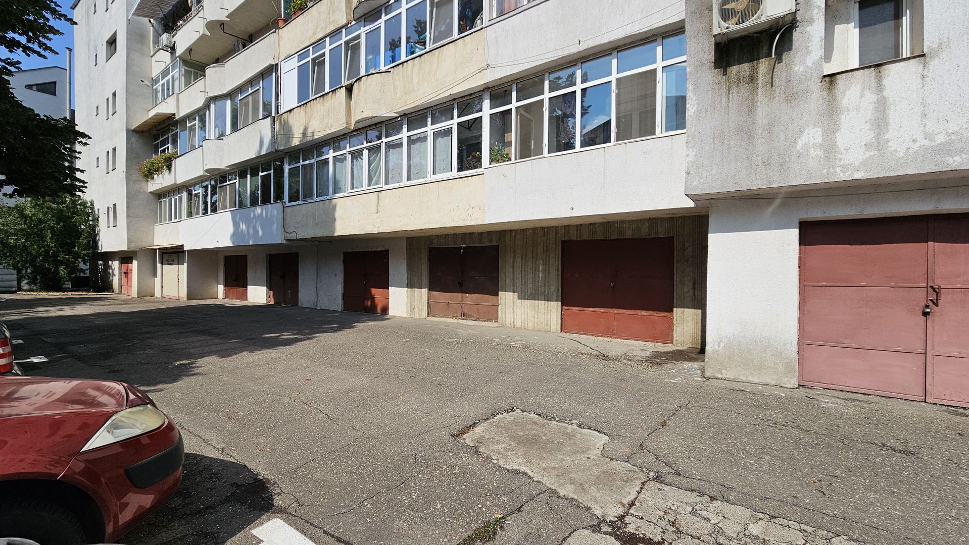 Apartament cu 3 camere, garaj, boxa, ETAJ 2, zona TRAIAN - PRIMARIE; - Poză 1