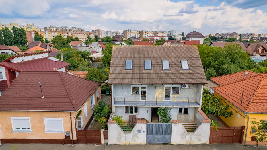 Vilă P+E+M în Bujac - Poză 1