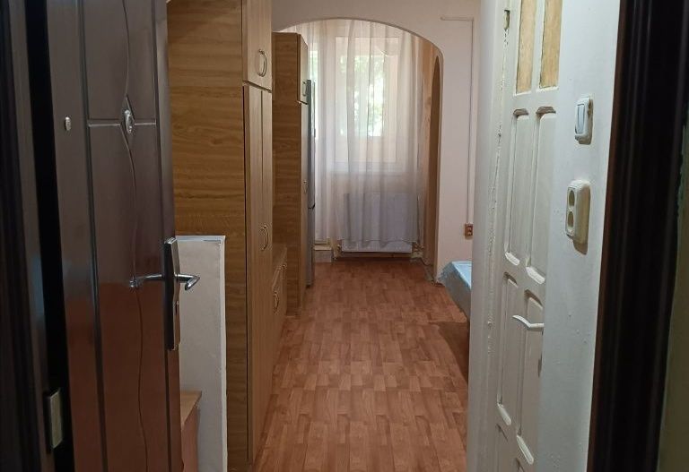 BRASADAS vinde garsonieră la PARTER Ostrovului Satu Mare. - Poză 1
