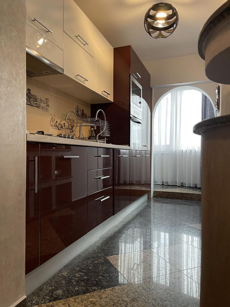 Închiriez apartament 2 camere, Decebal, mobilat, confort lux, parcare - Poză 5