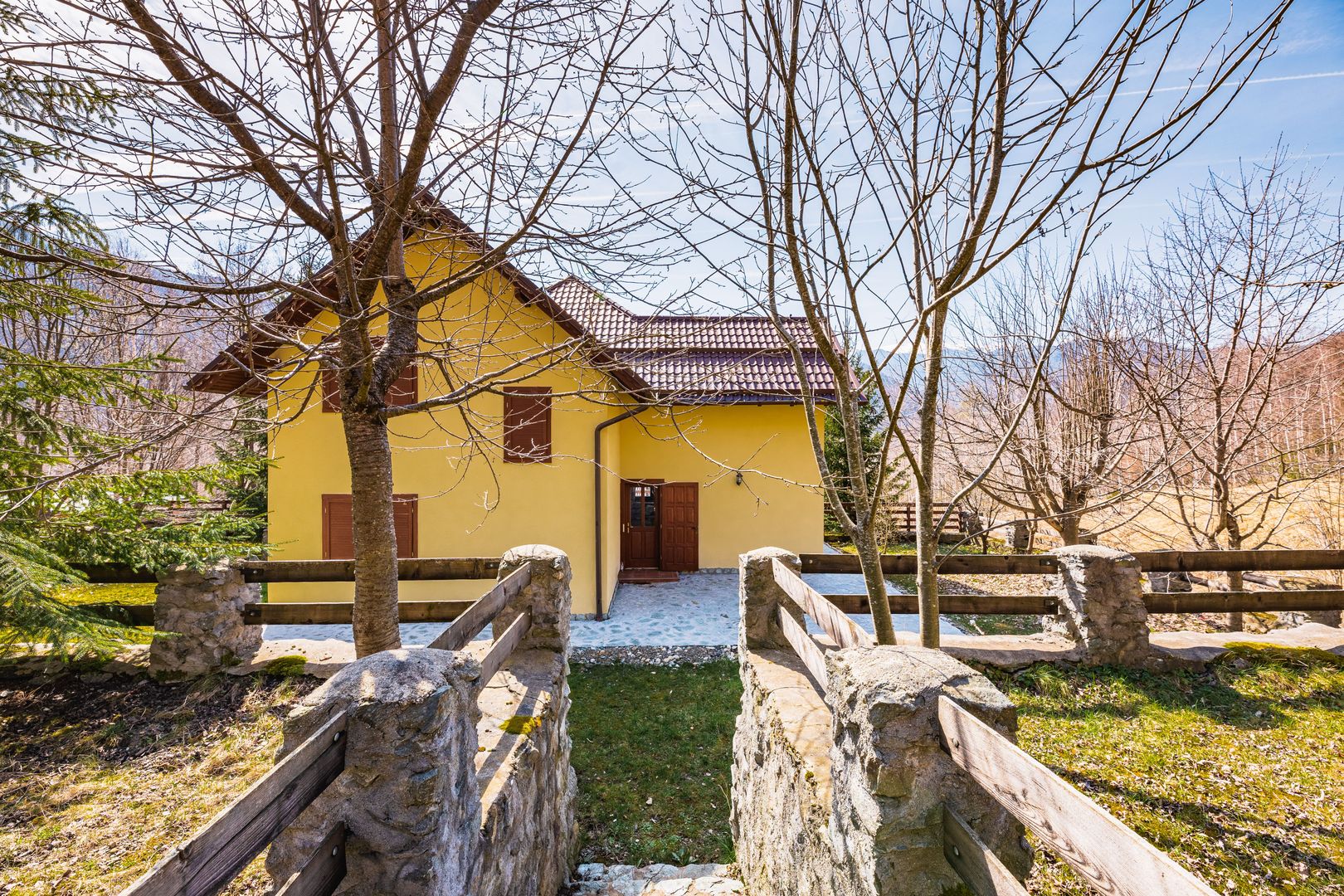 Casă de vacanță în Poiana Mărului. - Poză 2