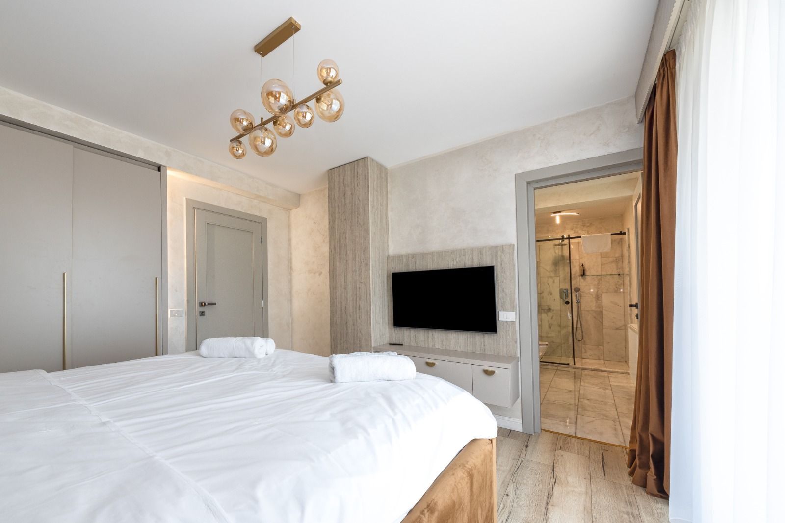 Penthouse superb, 3 camere+parcare subterana ,203 mp-Coresi - Poză 3