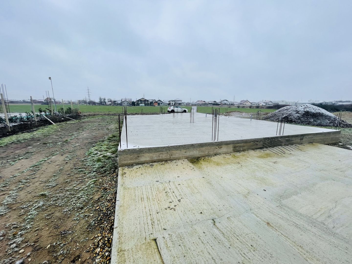 Teren intravilan cu fundație ridicată (plan P) - Poză 2