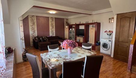 De vanzare- Apartament 3 camere str Luptei