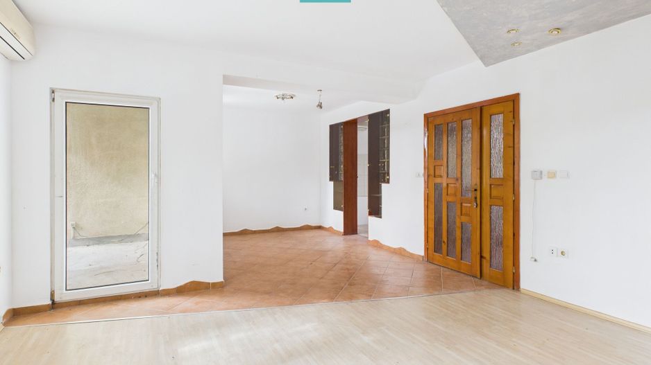 Vilă cu 5 camere pentru investiții în Dumbrăvița - Poză 24