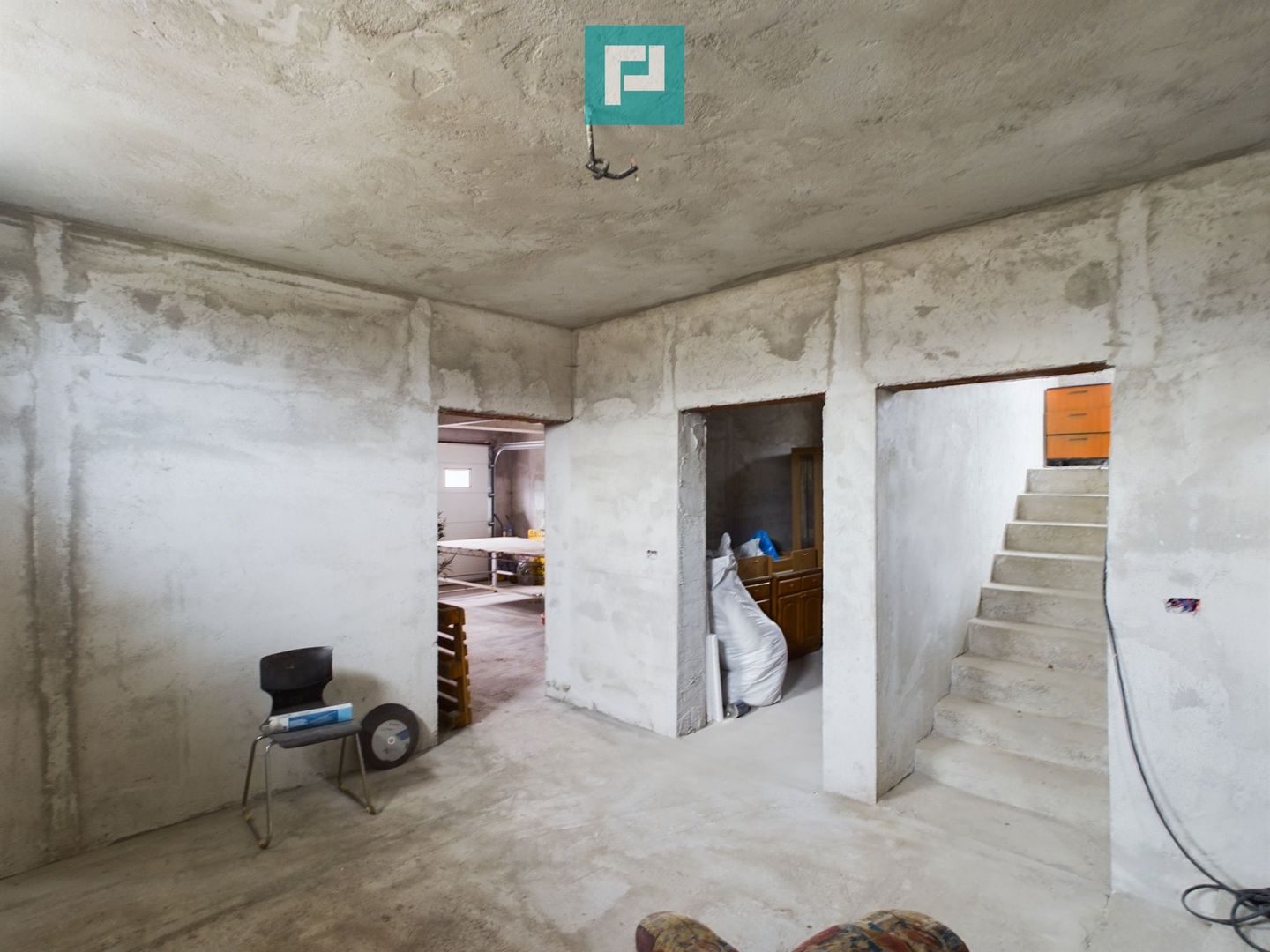 Vilă modernă pe 3 niveluri la gri în Poltura - Poză 15