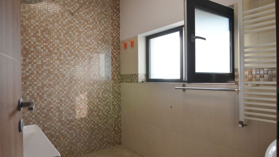 Inchiriem vila spatioasa singur in curte zona Tunari - Poză 25