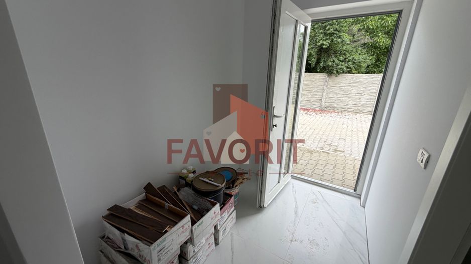 Carport. Toate utilitatile. In vatra veche la asfalt. - Poză 8