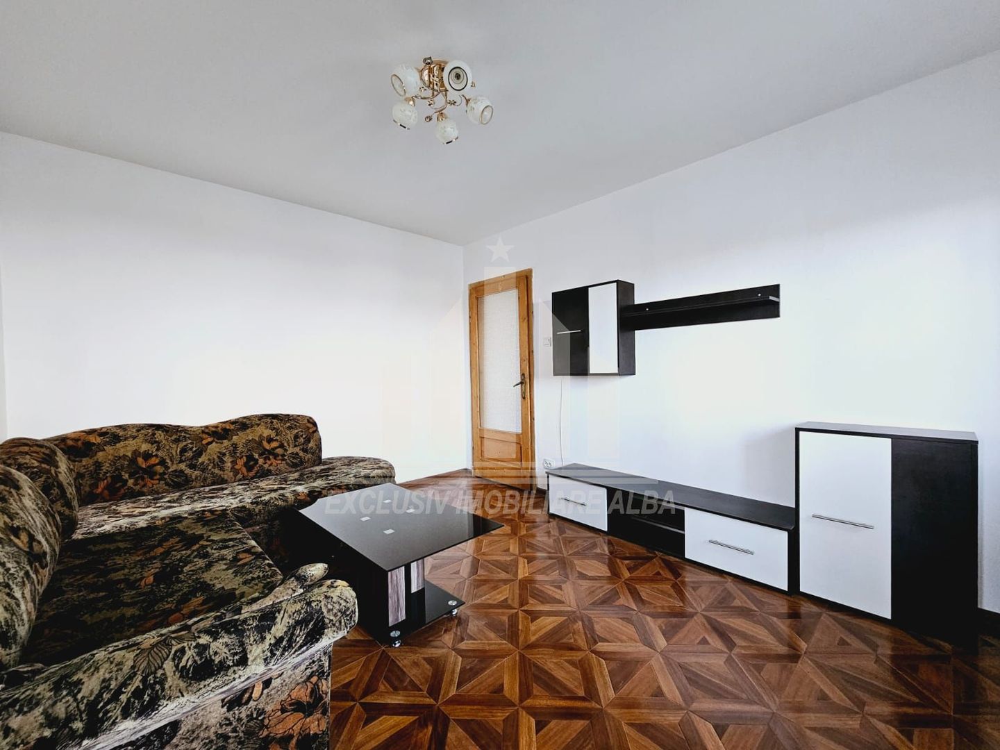 Apartament cu 4 camere de vanzare, Cetate - Poză 1