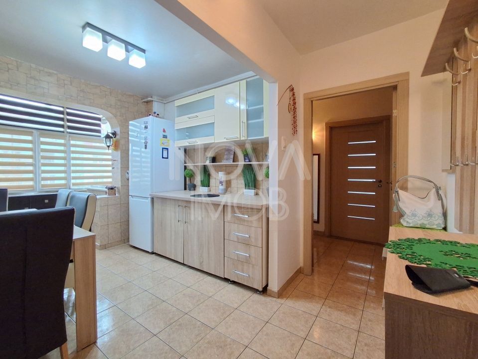 Apartament de inchiriat 3 camere etajul 4, cu lift,  Zona Vasile Aaron - Poză 5