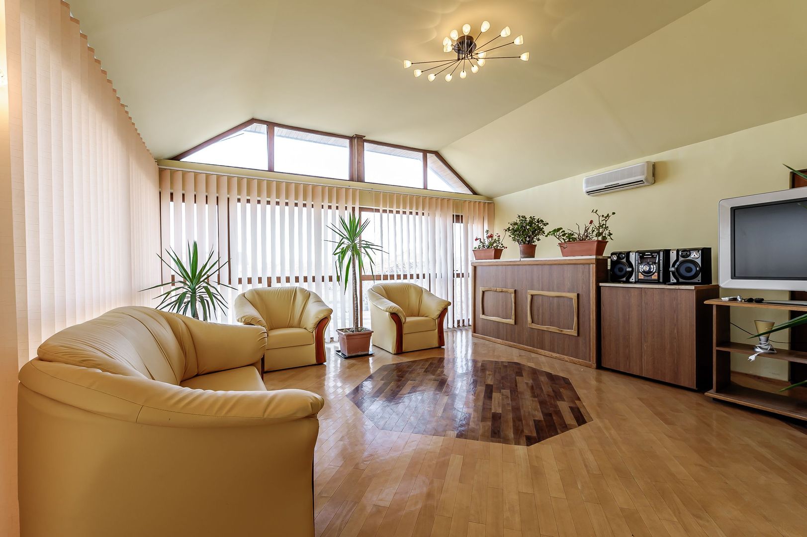 Vilă modernă 6 camere - Bujac - Poză 3