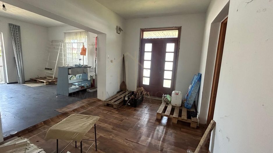 Casă de vânzare în centrul Oituzului, DN11 - Poză 2