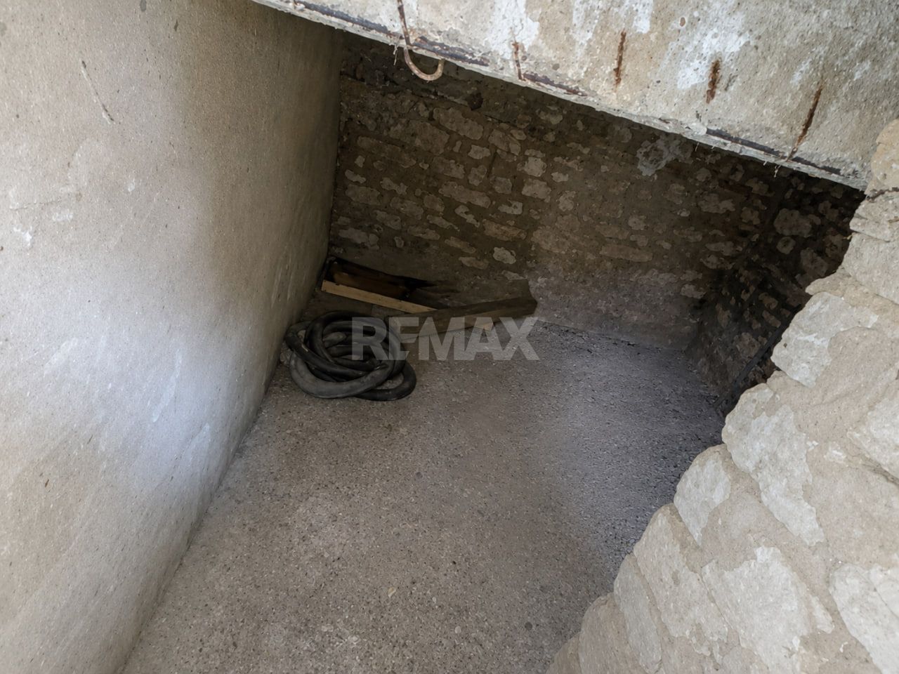 Garaj solid cu subsol mare – perfect pentru mașină sau depozitare. - Poză 18