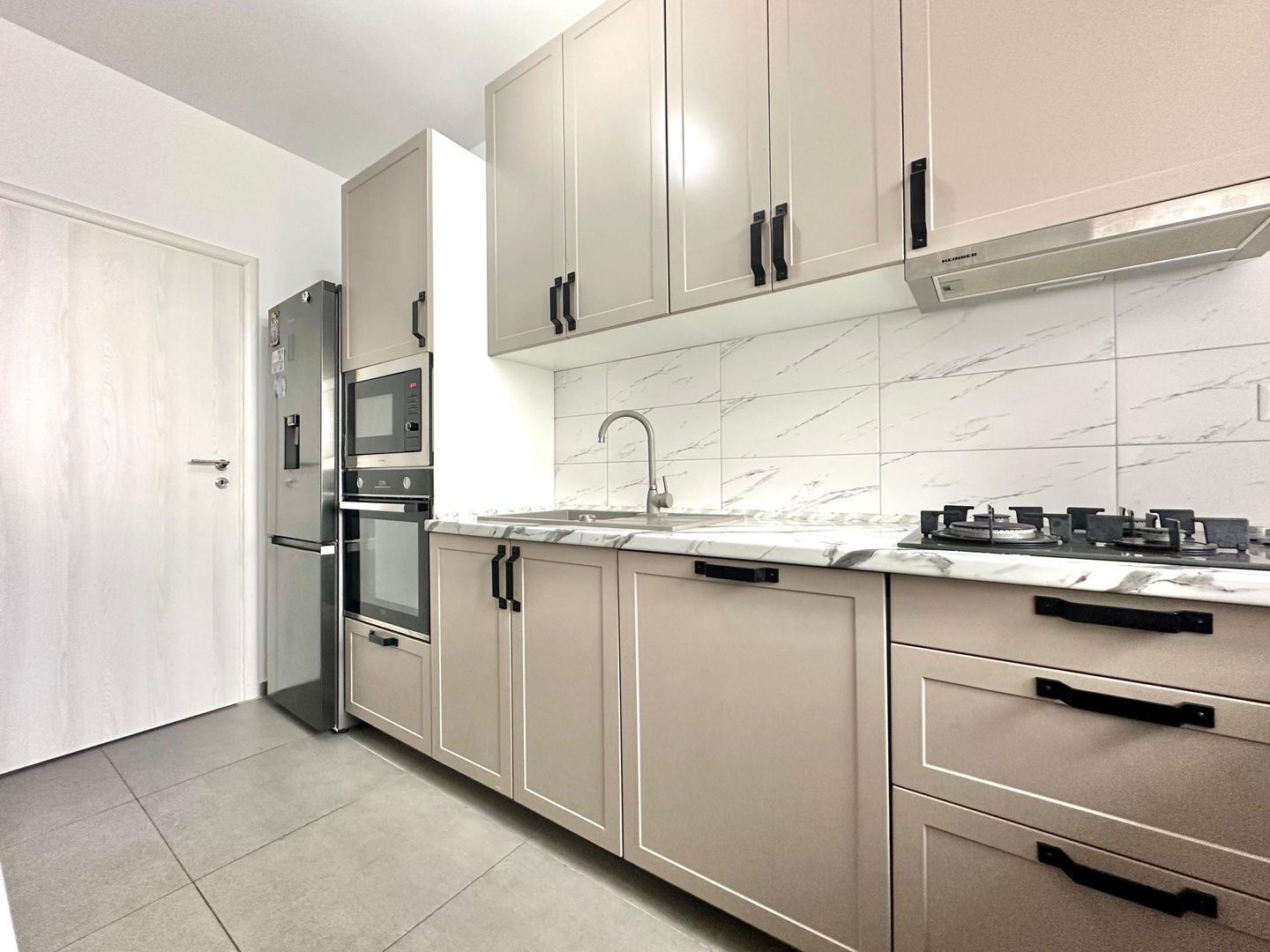 Apartament 3 camere, decomandat, cu loc de parcare - Poză 3