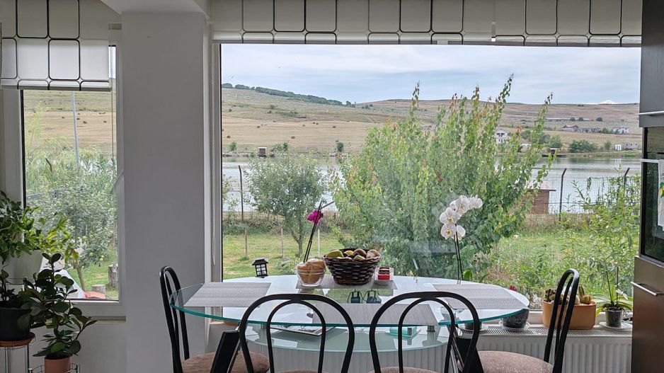 De vanzare! Casa in Campenesti, langa lac - Poză 1
