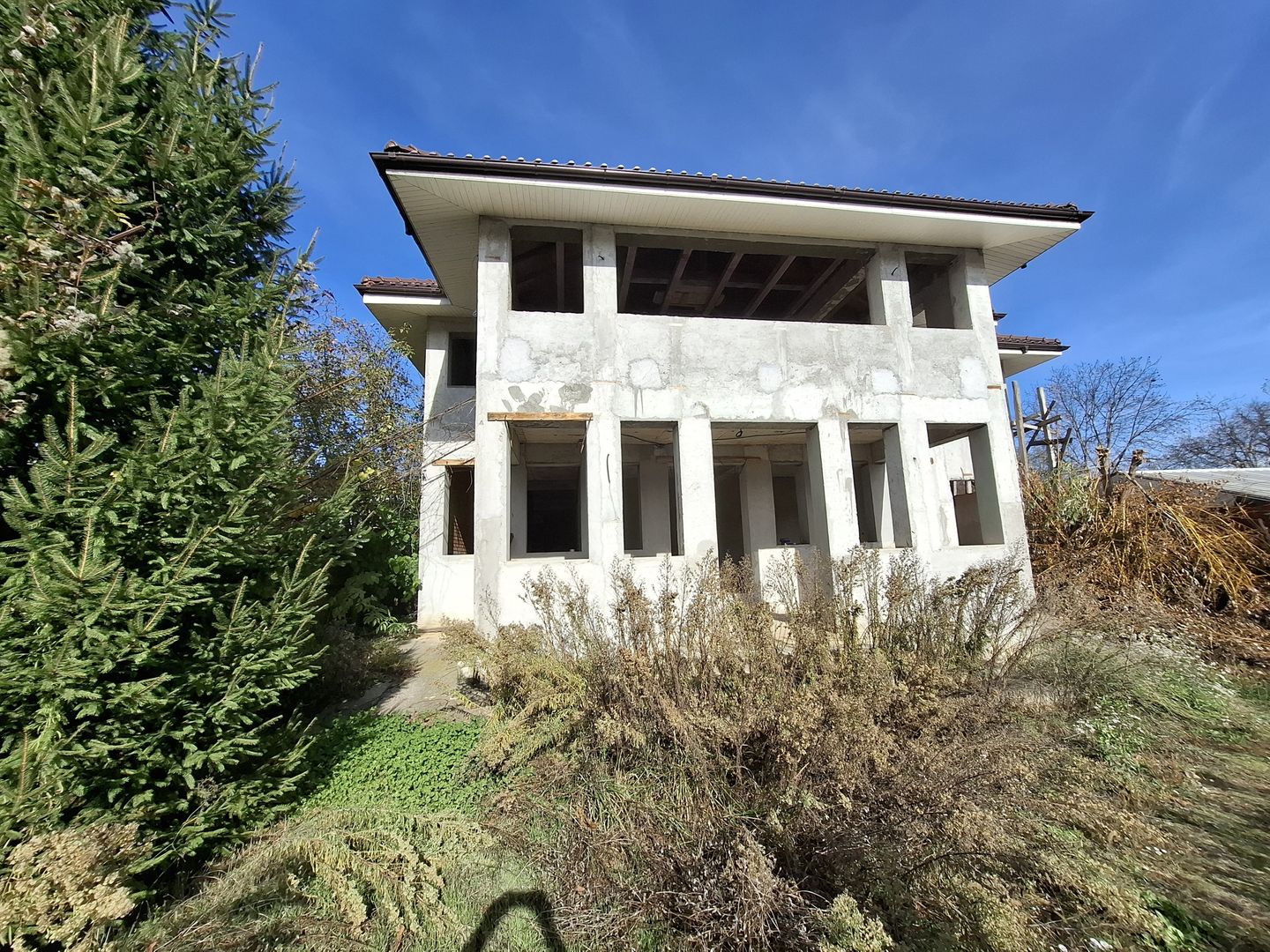 ila cu 6 camere + casă locuibilă pe teren intravilan de 1700 mp, cu vi - Poză 19