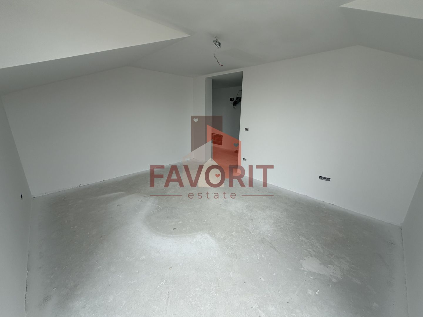 Decomandat. Zona Buziasului. Parcare in curte. - Poză 8