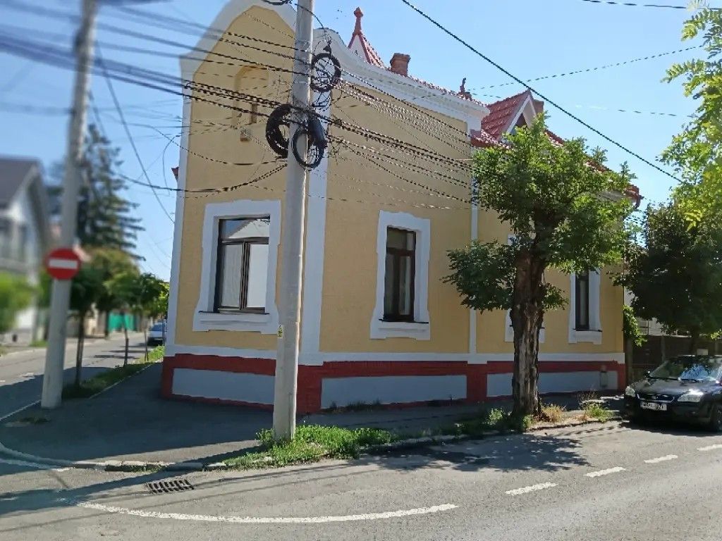 Casă 5 camere, 3 bai,2 bucătării, 200 mp utili, 370 mp teren - Poză 1