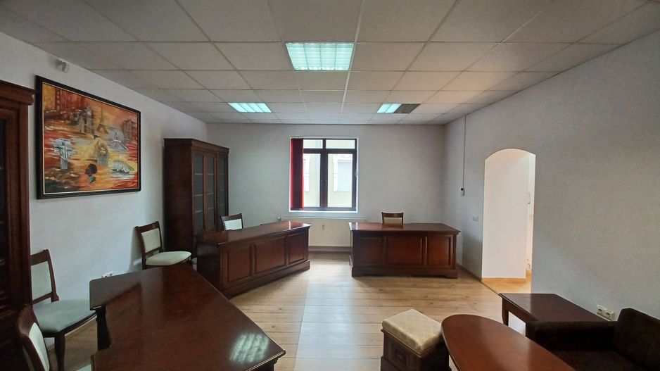 Birou, central, Ady Endre Oradea, 40 mp. 399 E/lună. Comision 0 - Poză 3