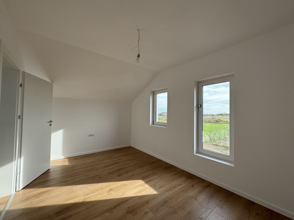 Duplex cu 4 camere si teren generos de 352 mp – Mosnita Noua - Poză 13