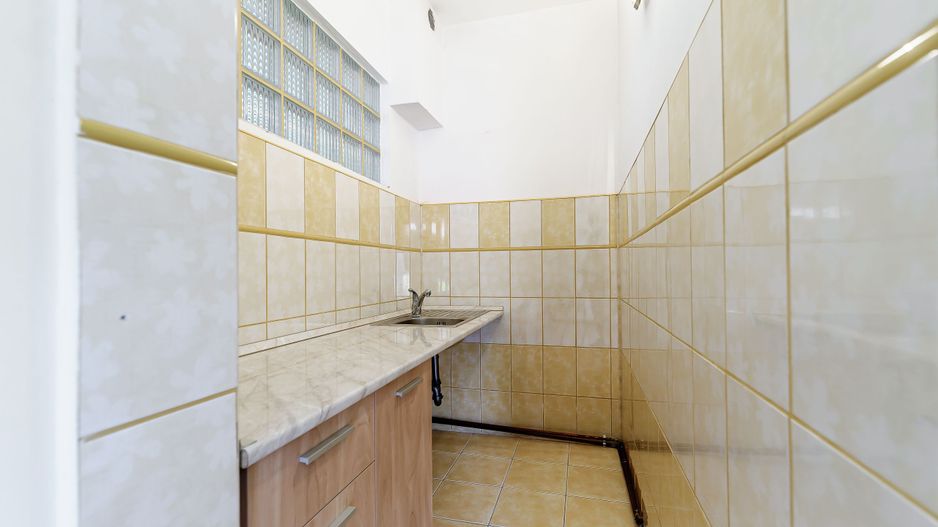 De închiriat apartament cu o cameră și curte interioară - Poză 6