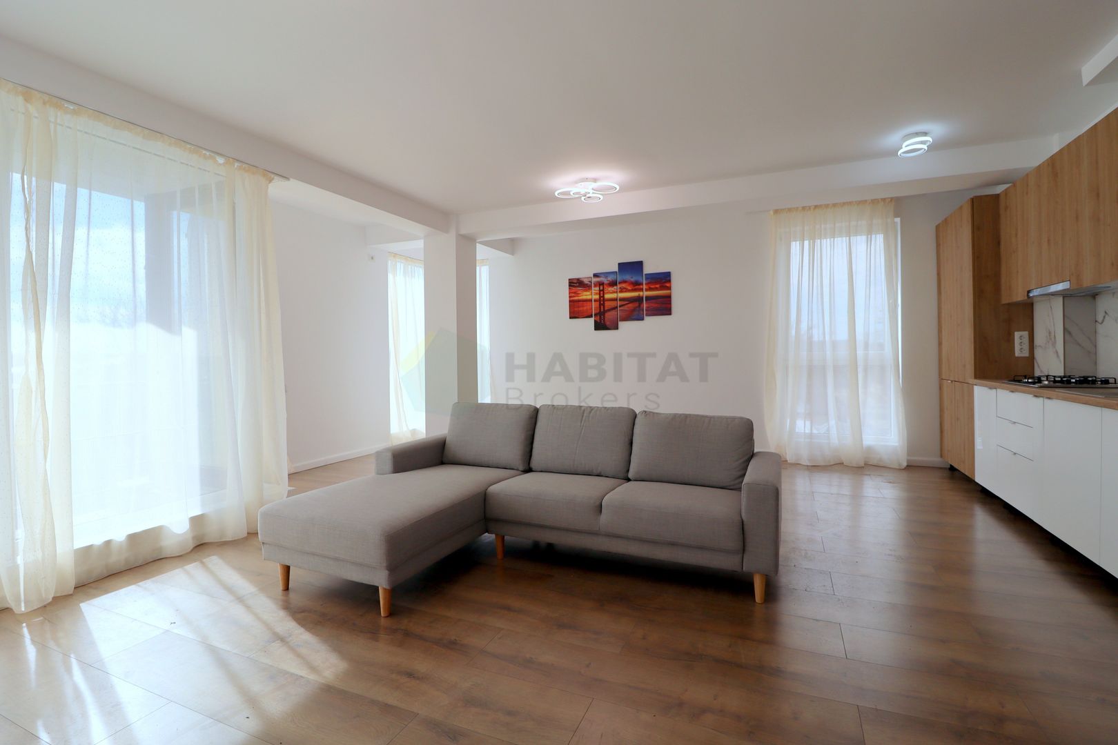 Apartament luminos, spatios, mobilat - Poză 1