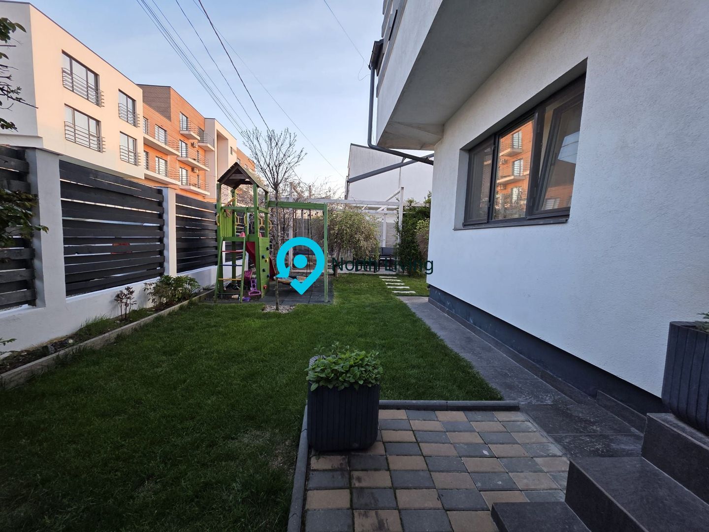 Casa 4 camere + curte 300 mp Tunari - Poză 2