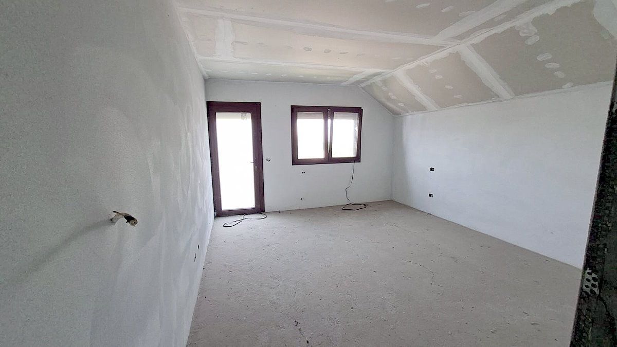 Casă tip vilă cu teren 2426 mp în Matca – oportunitate la 115.000 € - Poză 4
