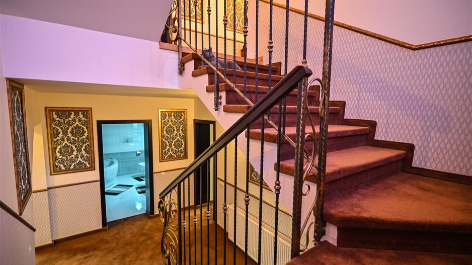 Somptuozitate in stil modern, 2 garaje, 3 terase, totul pe 1.000 mp teren - Poză 61