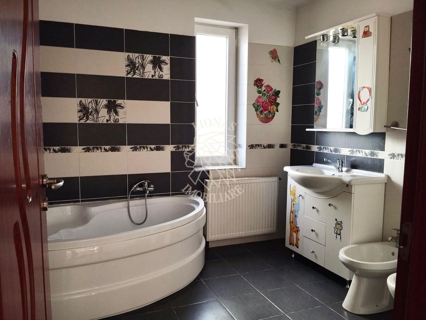 Apartament 90 mp+2 balcoane-etaj 1-curte, parcare-C. Moldovei - Poză 6