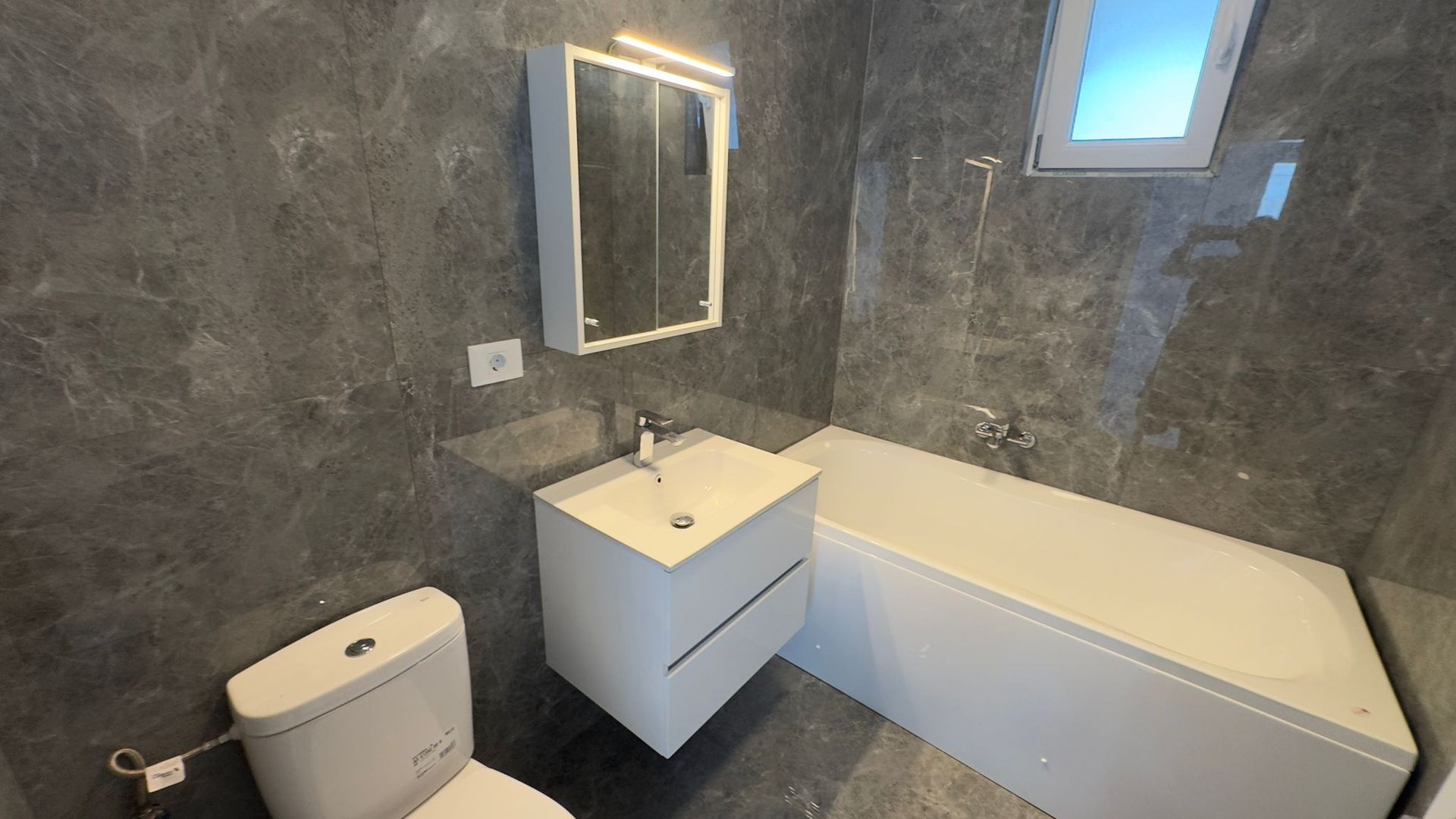 CASA INSIRUITA PIERSICULUI, 4 CAMERE, STATIE STB, BUCATARIE MOBILATA - Poză 8