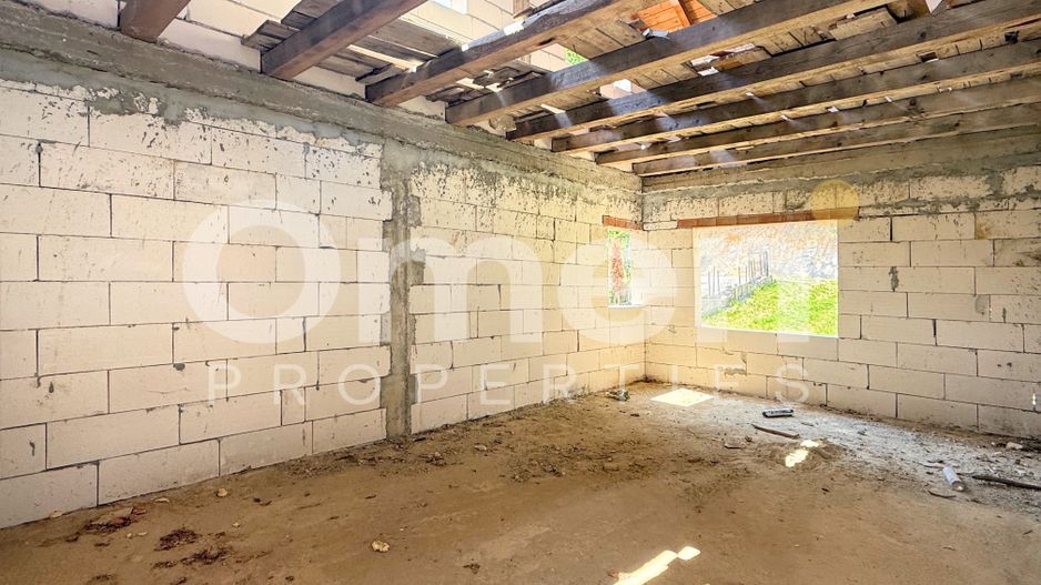 Casa la rosu de 304 mp utili, in Baita,Maramure-colț de rai într-o zonă retrasă - Poză 5