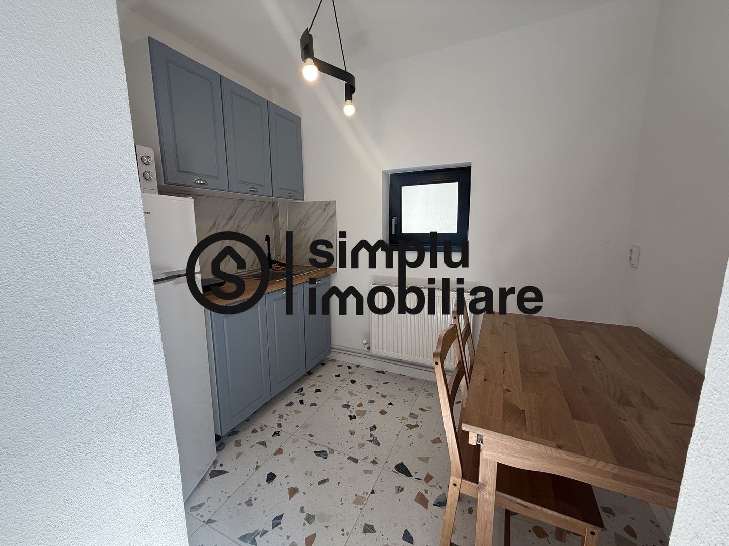 Garsoniera, ultracentral - 400 Euro - Poză 1
