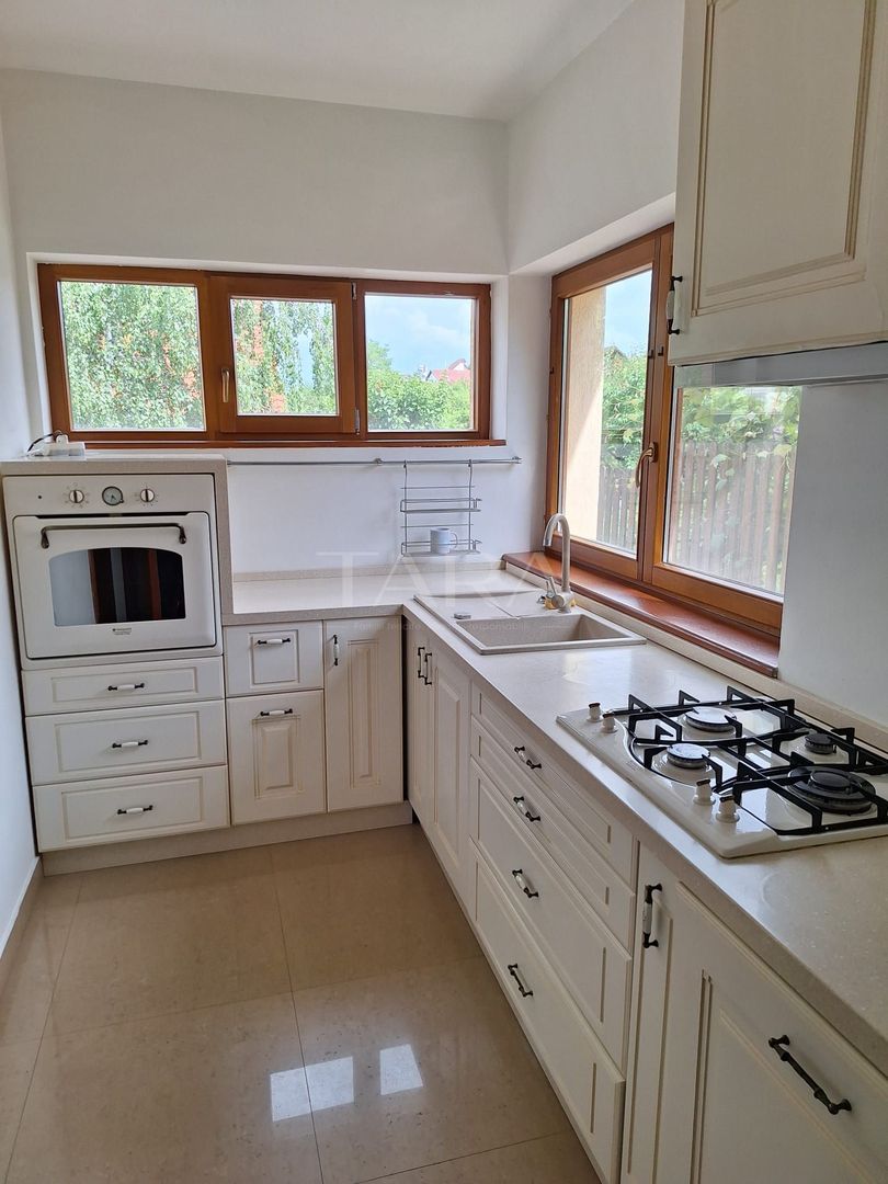 Casa deosebită în Europa – stil clasic, terase și grădină amenajata - Poză 3