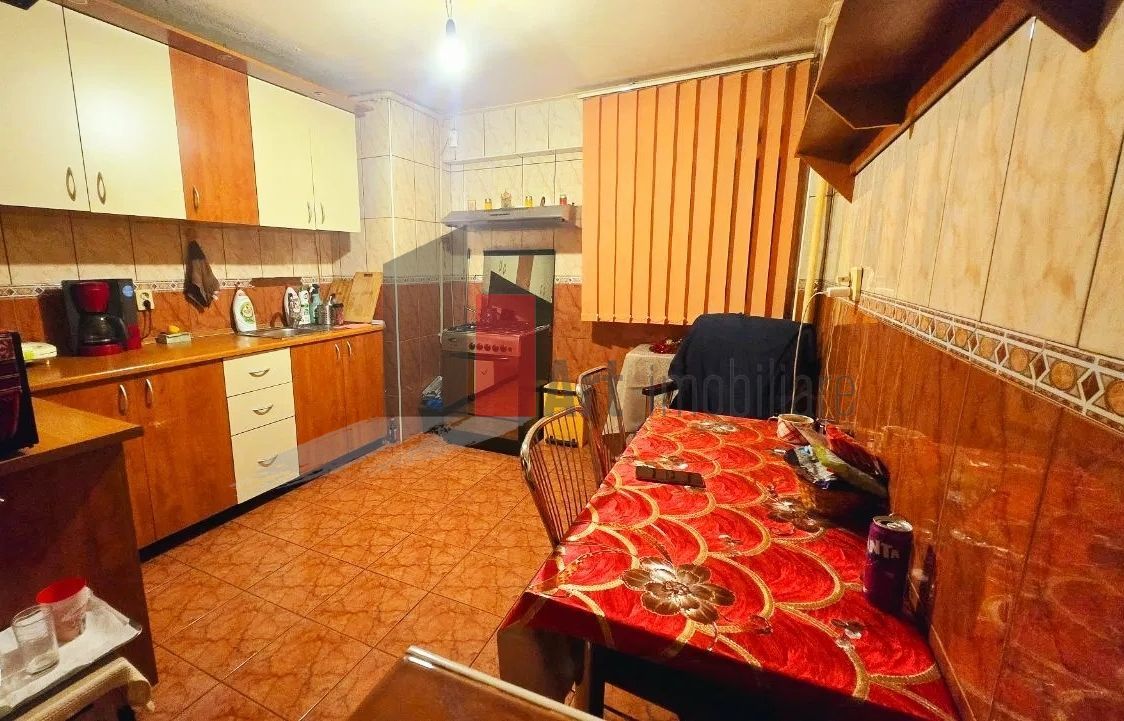 Apartament de vanzare 4 camere transformat in 3 camere Dristor -Ramnicu Sarat - Poză 3