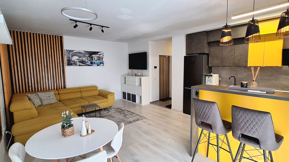 Apartament cu 3 camere, curte si loc de parcare - Poză 1