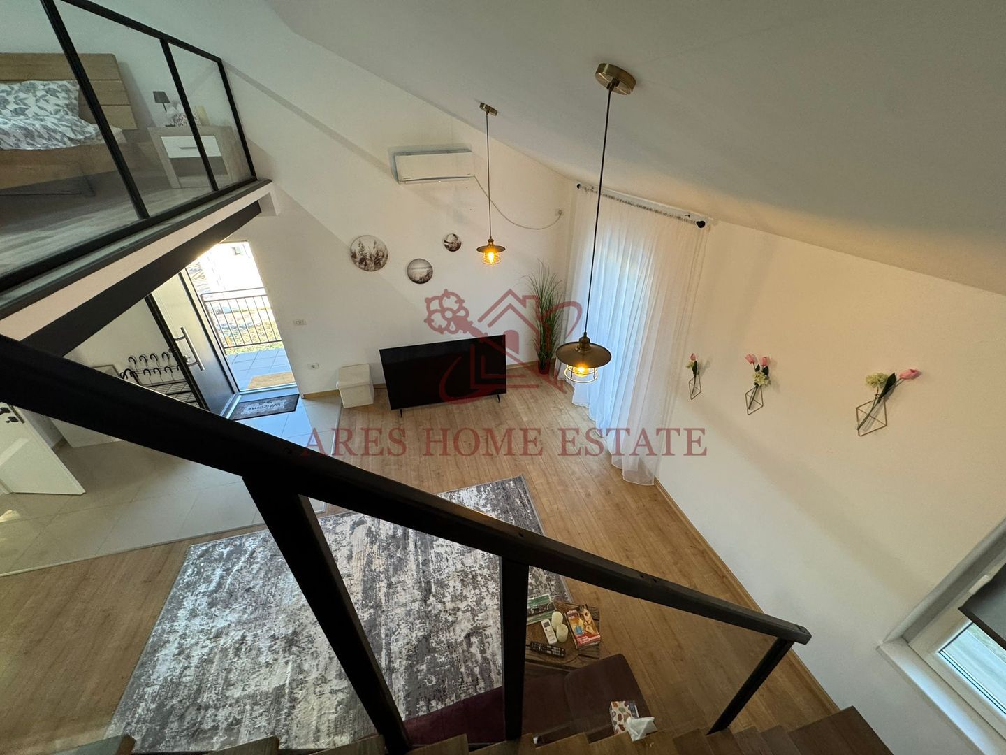 Apartament cu mezanin si curte privata. 2 locuri de parcare. - Poză 3